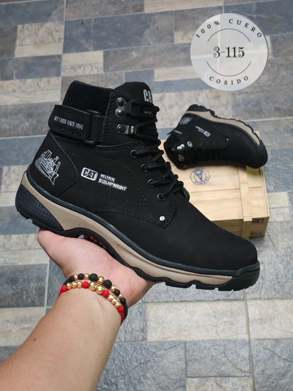 BOTA EN CUERO MODELO CORREA