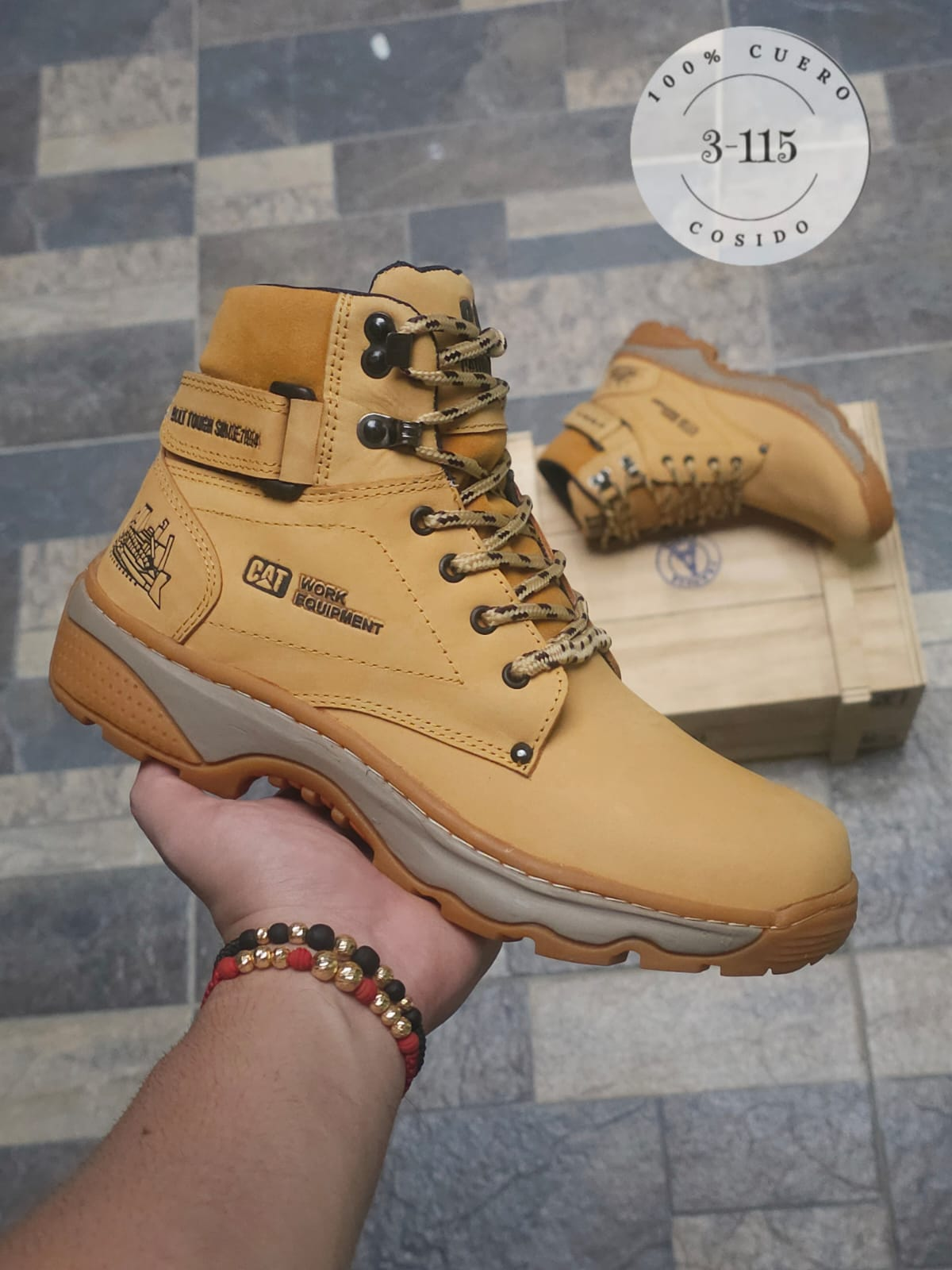 BOTA EN CUERO MODELO CORREA