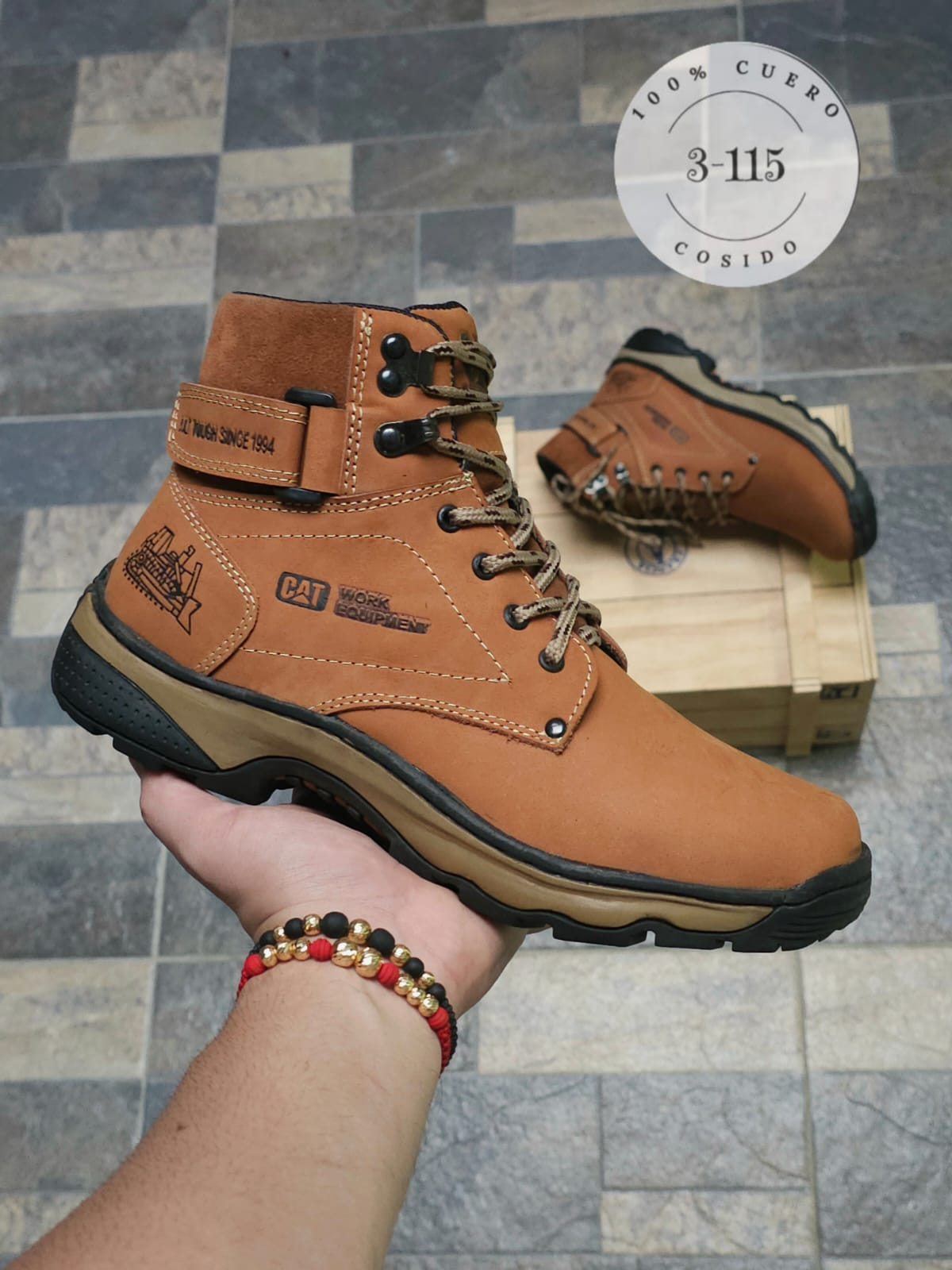 BOTA EN CUERO MODELO CORREA