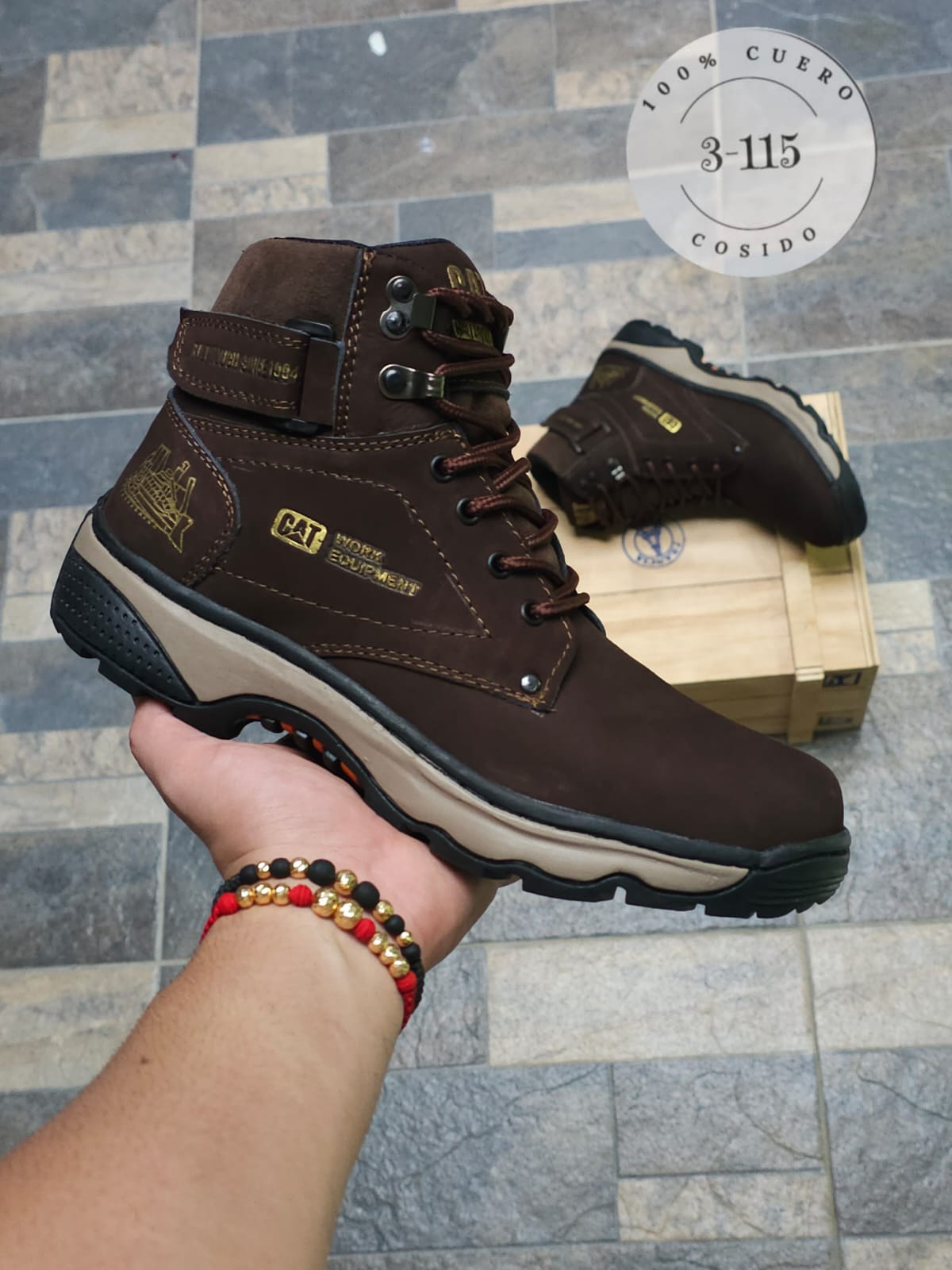 BOTA EN CUERO MODELO CORREA